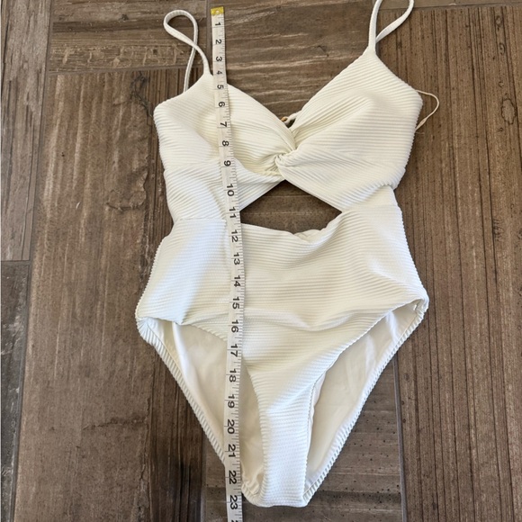 L*Space Kyslee Twisted Cutout One-Piece Swimsuit size small New - Picture 9 of 11